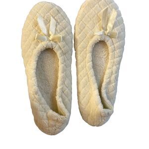Washable‎ cream colored slippers medium 6.5-7.5 shoes